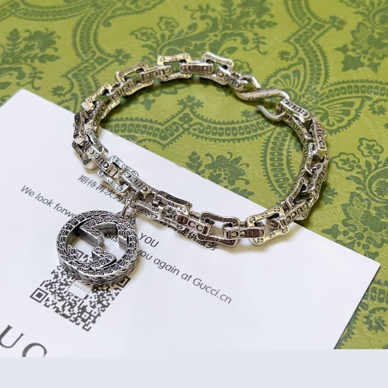 G*u*i bracelets